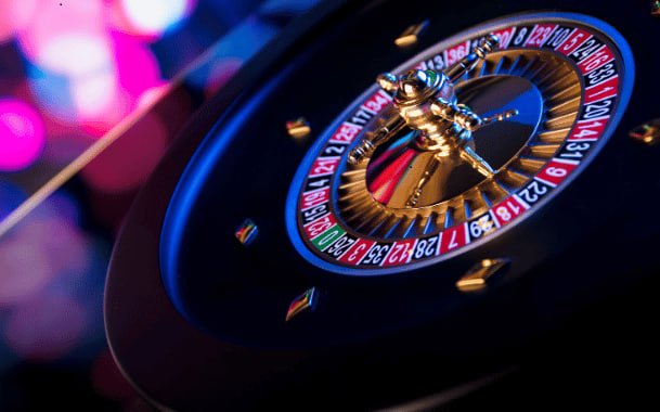 casino apk မိုဘိုင်းအက်ပ် မြန်မာ ကစားသမား ဖုန်းဖြင့် promotion claim ပြုလုပ်နေသောမြင်ကွင်း